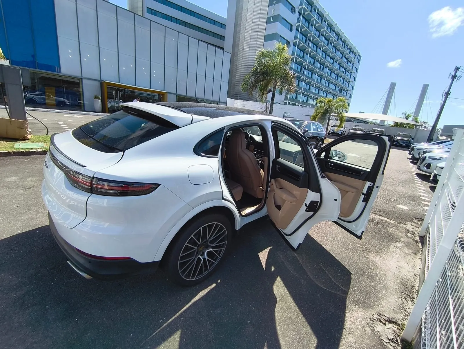 Porsche Cayenne com portas abertas durante a vistoria cautelar
