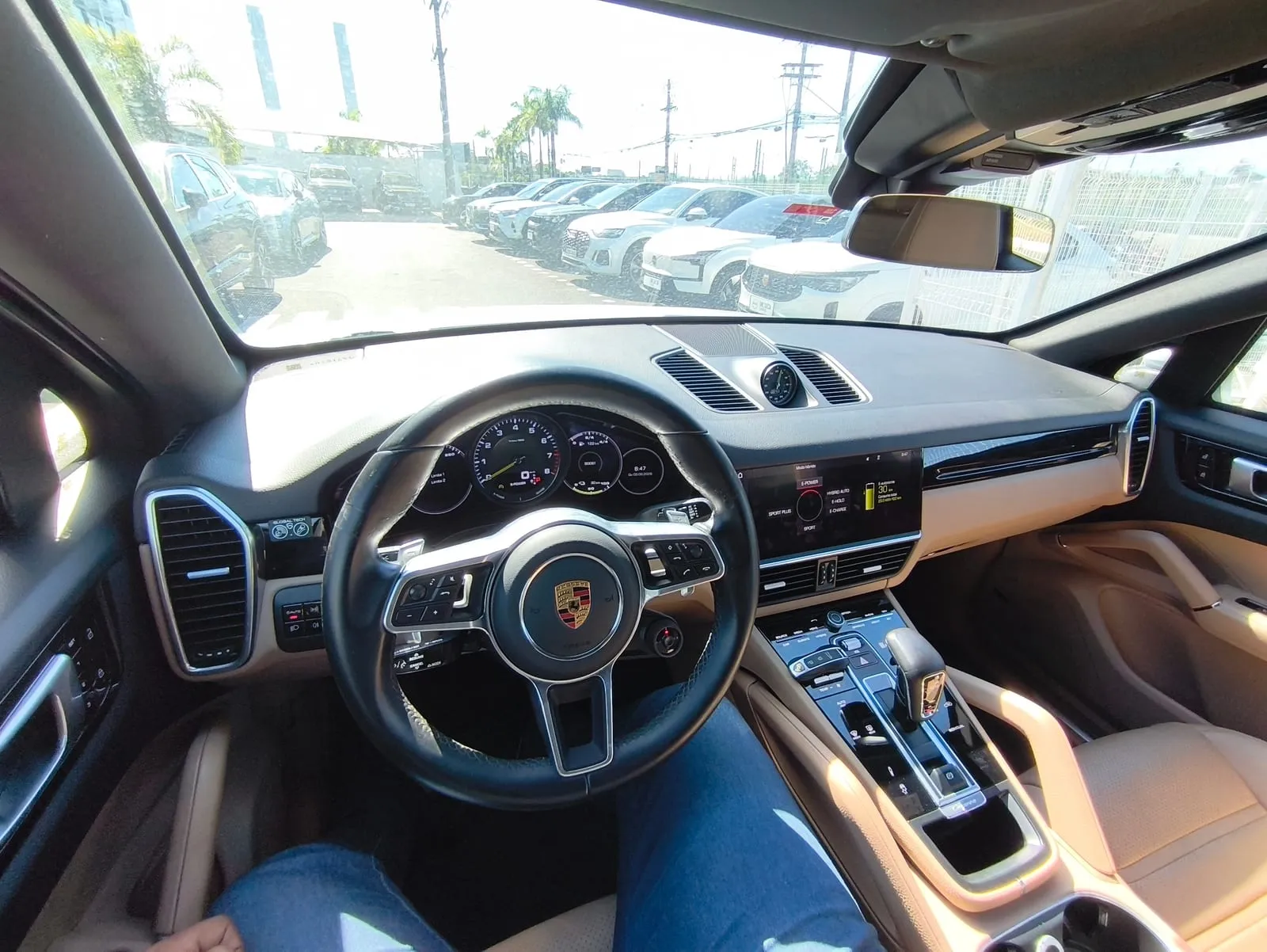 Painel e interior de um carro conferidos durante a vistoria