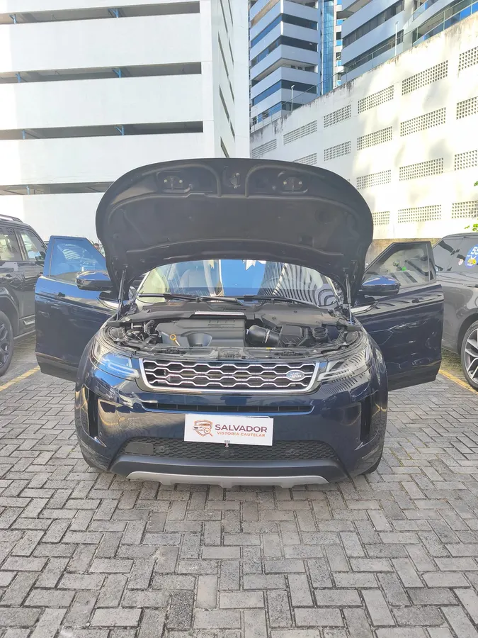 Range Rover Evoque azul com capô aberto durante a vistoria cautelar