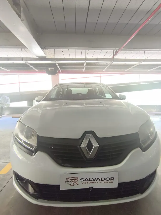 Frente de um Renault branco em vistoria cautelar numa garagem