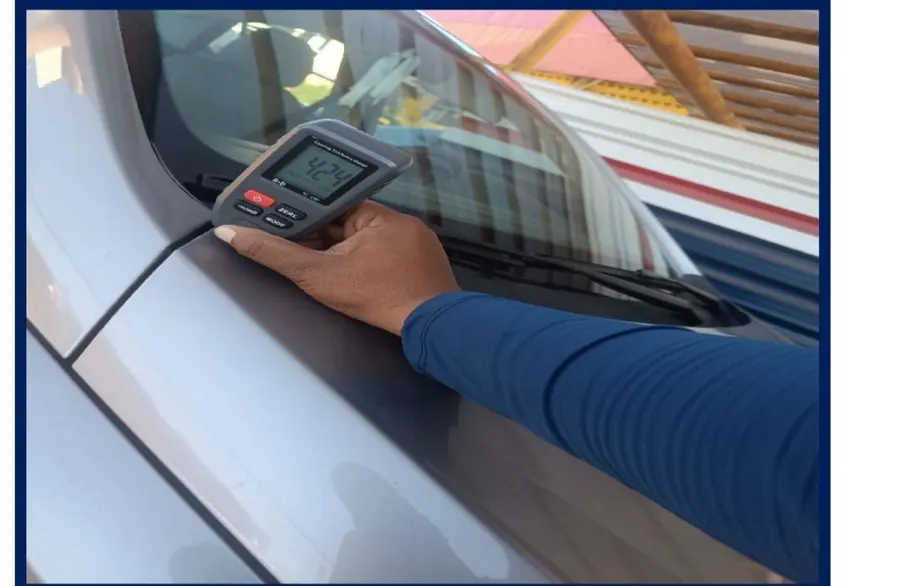 Medidor de espessura de pintura no capô de um carro prata