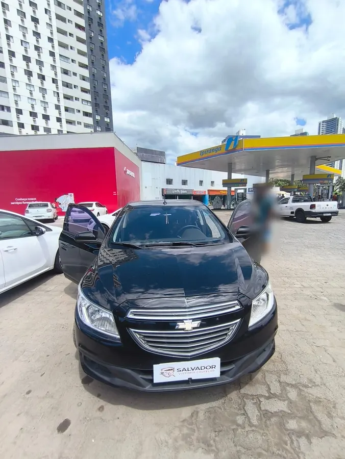 Chevrolet Onix preto com as portas abertas no início de uma vistoria cautelar