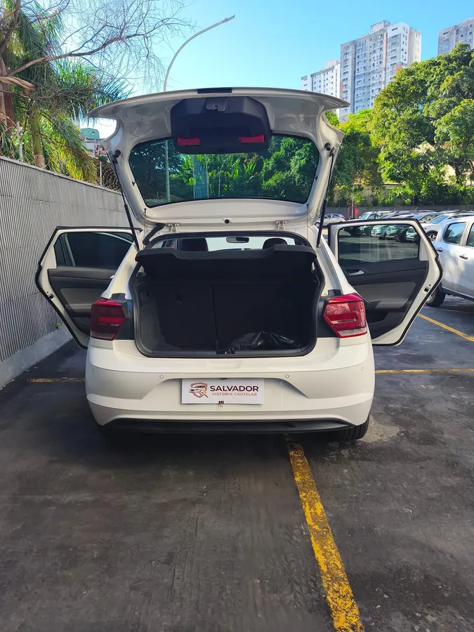 Volkswagen Polo branco com porta-malas e portas abertos durante a vistoria