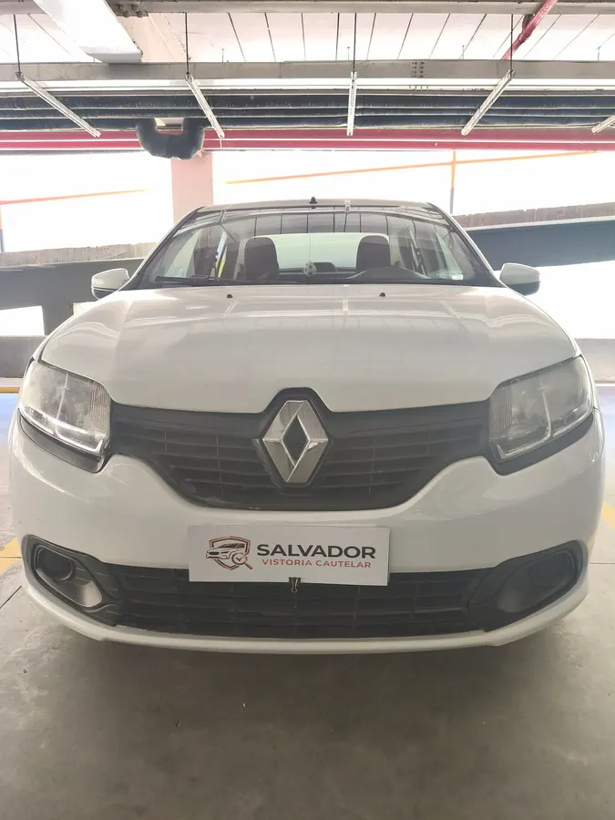 Renault branco vistoriado na garagem, com a placa da Salvador Vistoria Cautelar